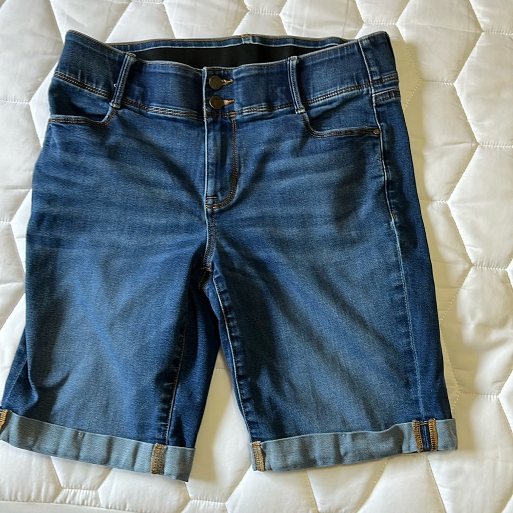 Apt. 9 women’s Denim Bermuda Shorts w/ Tummy Control.  Size 12